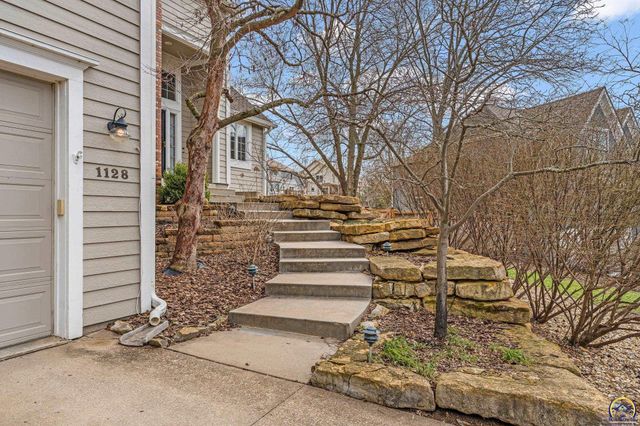 1128 Dubs Ct, Lawrence, KS 66049