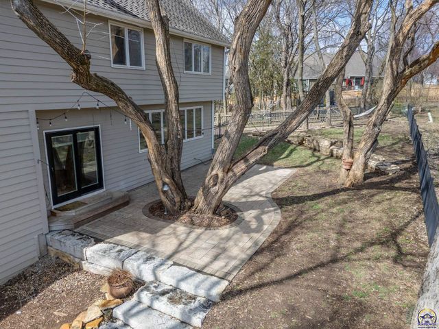1128 Dubs Ct, Lawrence, KS 66049