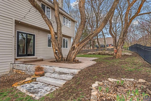 1128 Dubs Ct, Lawrence, KS 66049