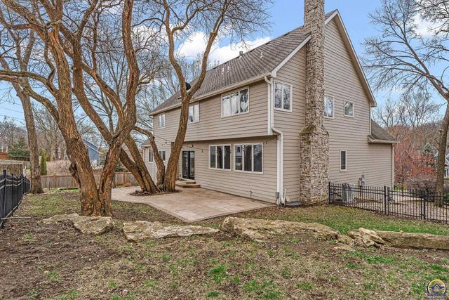 1128 Dubs Ct, Lawrence, KS 66049