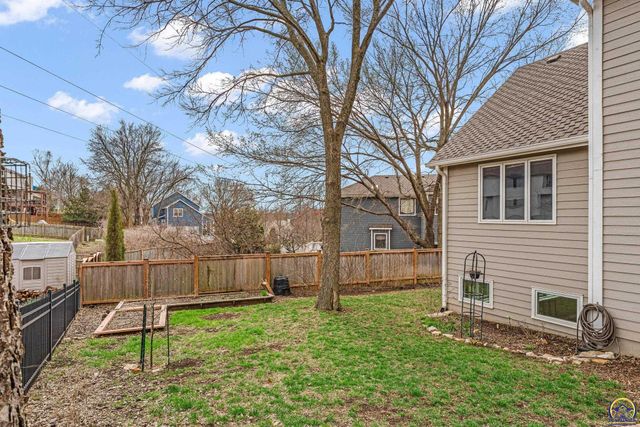 1128 Dubs Ct, Lawrence, KS 66049