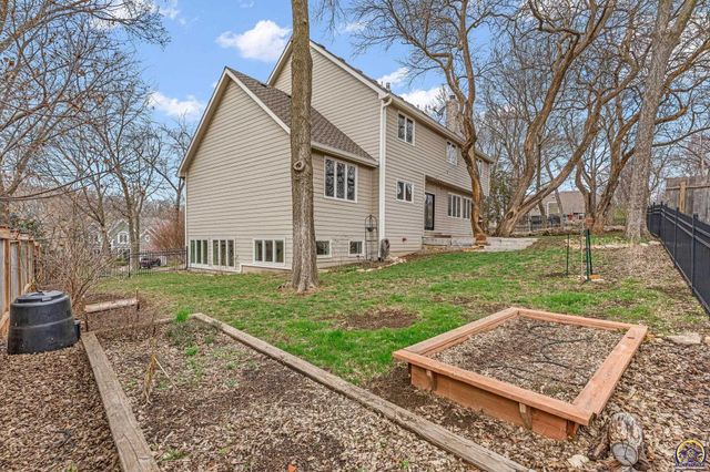 1128 Dubs Ct, Lawrence, KS 66049