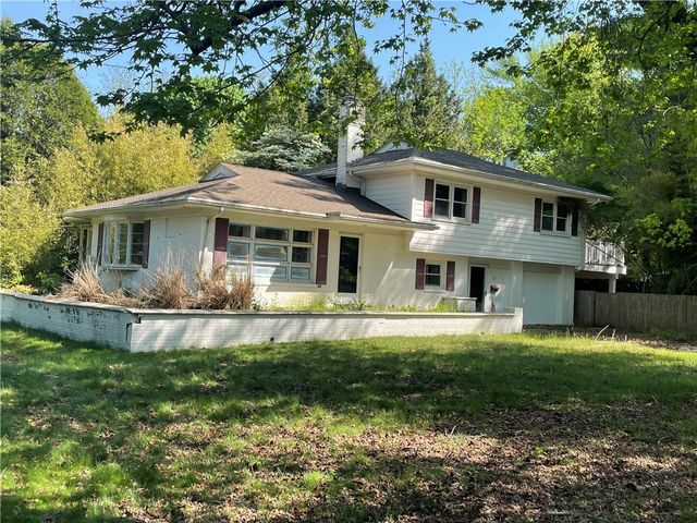 28 Hill Top Drive, Warwick, RI 02818