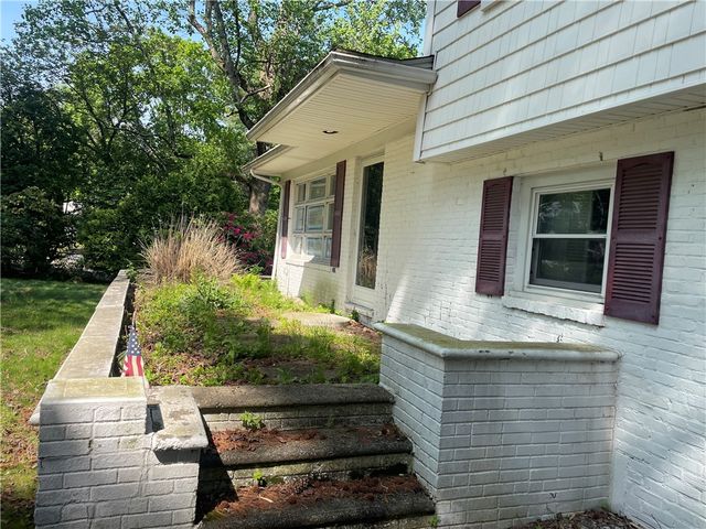 28 Hill Top Drive, Warwick, RI 02818