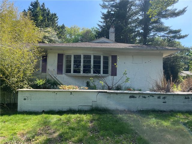 28 Hill Top Drive, Warwick, RI 02818