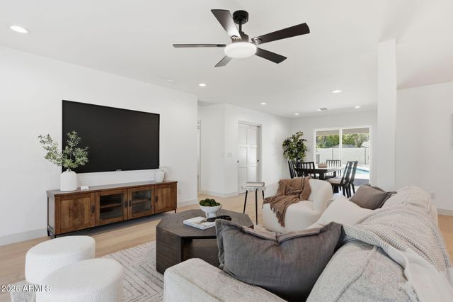 4646 E VERNON Avenue, Phoenix, AZ 85008