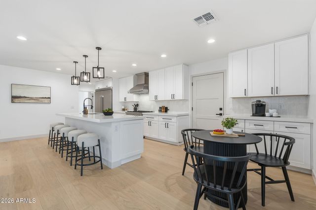 4646 E VERNON Avenue, Phoenix, AZ 85008