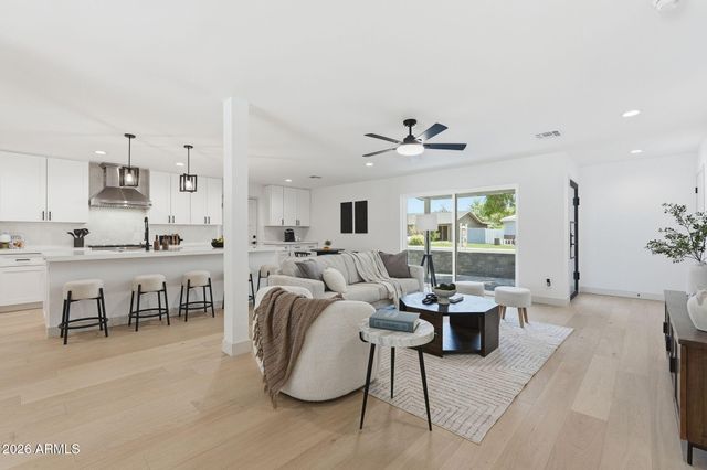 4646 E VERNON Avenue, Phoenix, AZ 85008