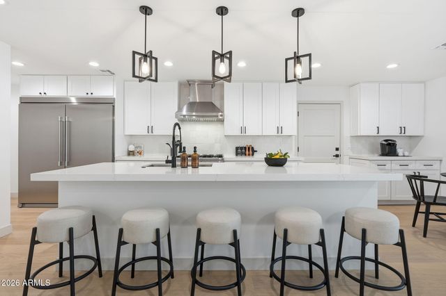 4646 E VERNON Avenue, Phoenix, AZ 85008