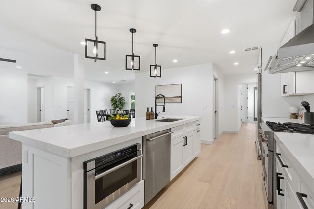 4646 E VERNON Avenue, Phoenix, AZ 85008