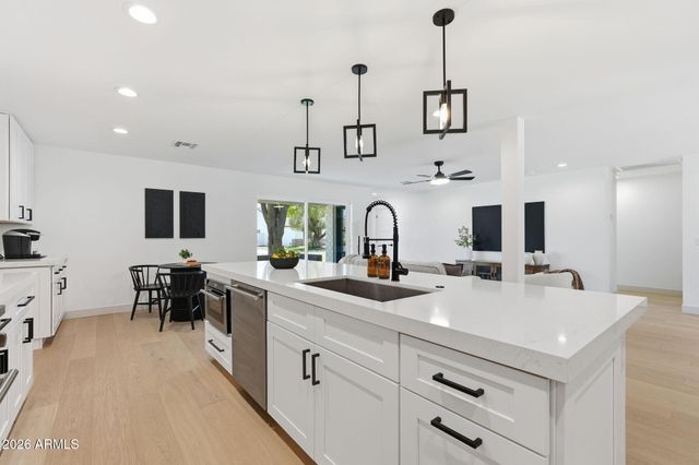 4646 E VERNON Avenue, Phoenix, AZ 85008