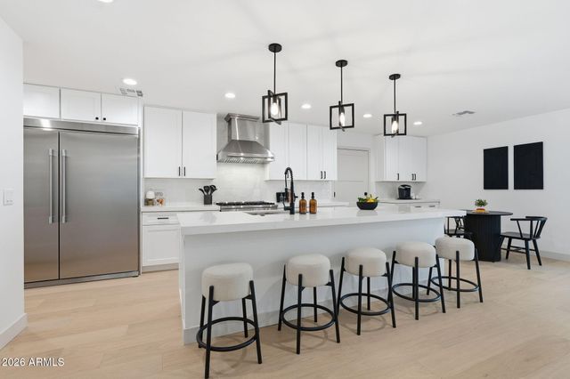 4646 E VERNON Avenue, Phoenix, AZ 85008