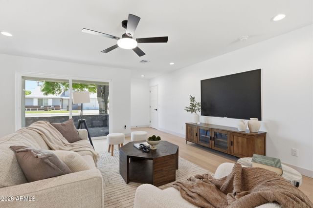 4646 E VERNON Avenue, Phoenix, AZ 85008