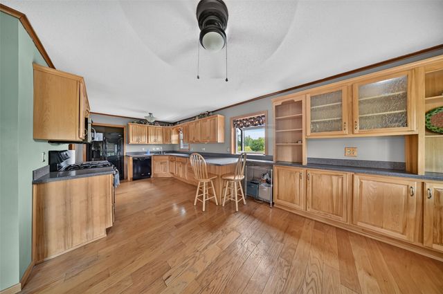 2235 Sugar Bottom Road NE, Solon, IA 52333