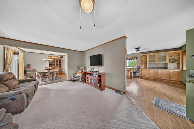 2235 Sugar Bottom Road NE, Solon, IA 52333