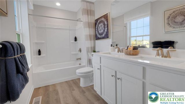 226 Winding Road, Forks Twp, PA 18040