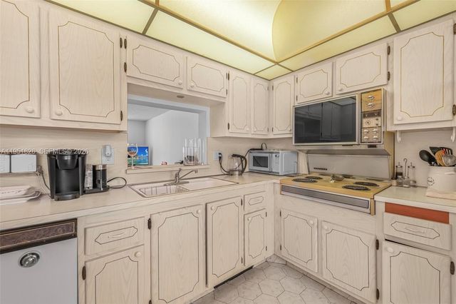 500 NE 12th Ave 407, Hallandale Beach, FL 33009