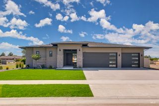 613 N Creekwater Ave, Eagle, ID 83616