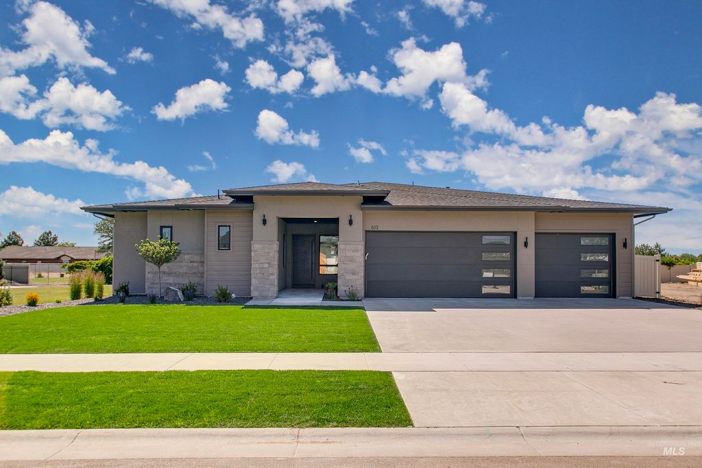 613 N Creekwater Ave, Eagle, ID 83616