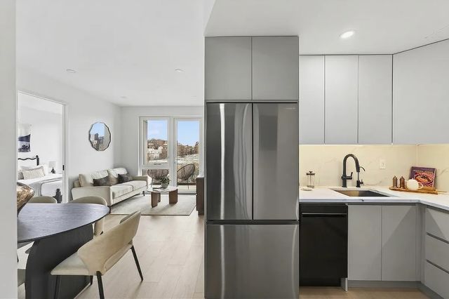 2808 21st St, New York City, NY 11102