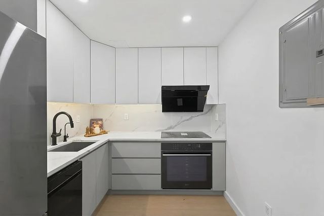 2808 21st St, New York City, NY 11102