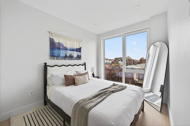 2808 21st St, New York City, NY 11102