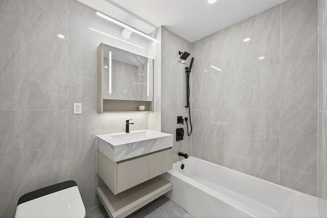 2808 21st St, New York City, NY 11102