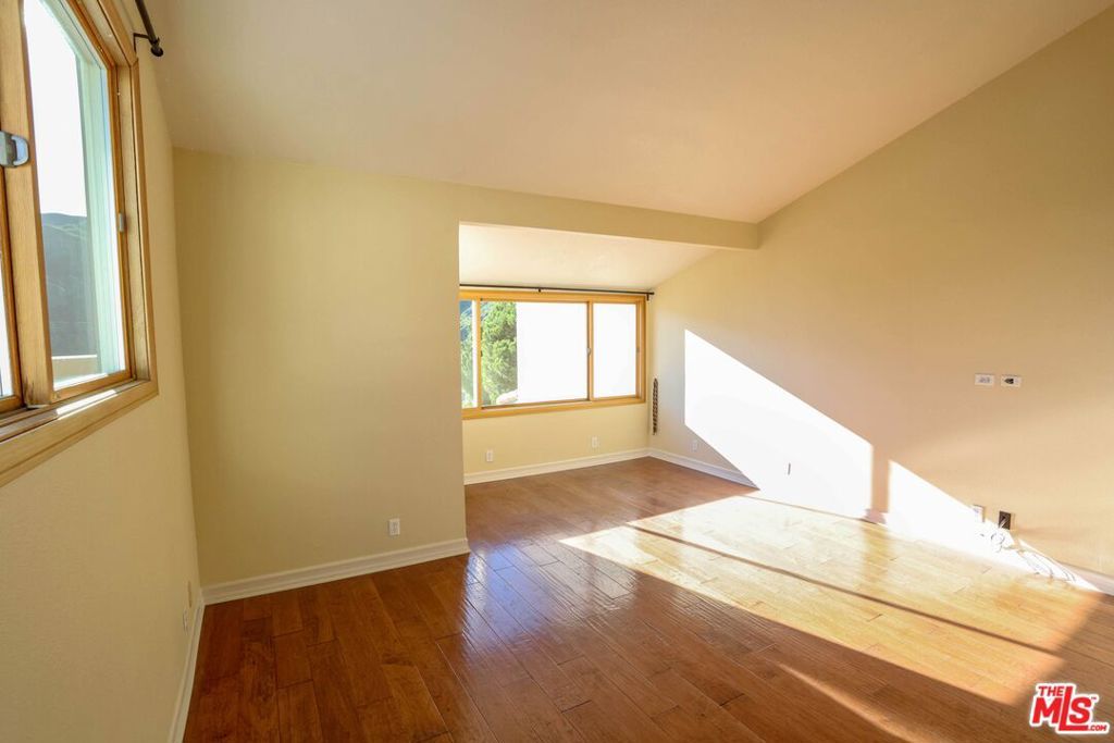 Image 10 of property listing at 17097 Palisades Circle, Los Angeles, CA 90272