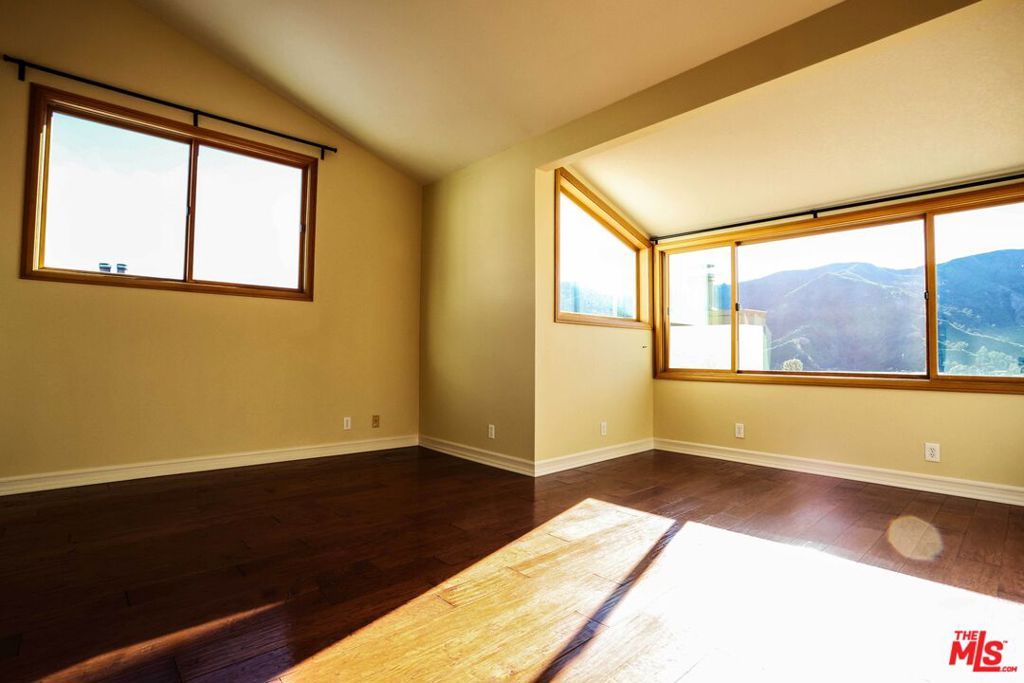 Image 11 of property listing at 17097 Palisades Circle, Los Angeles, CA 90272