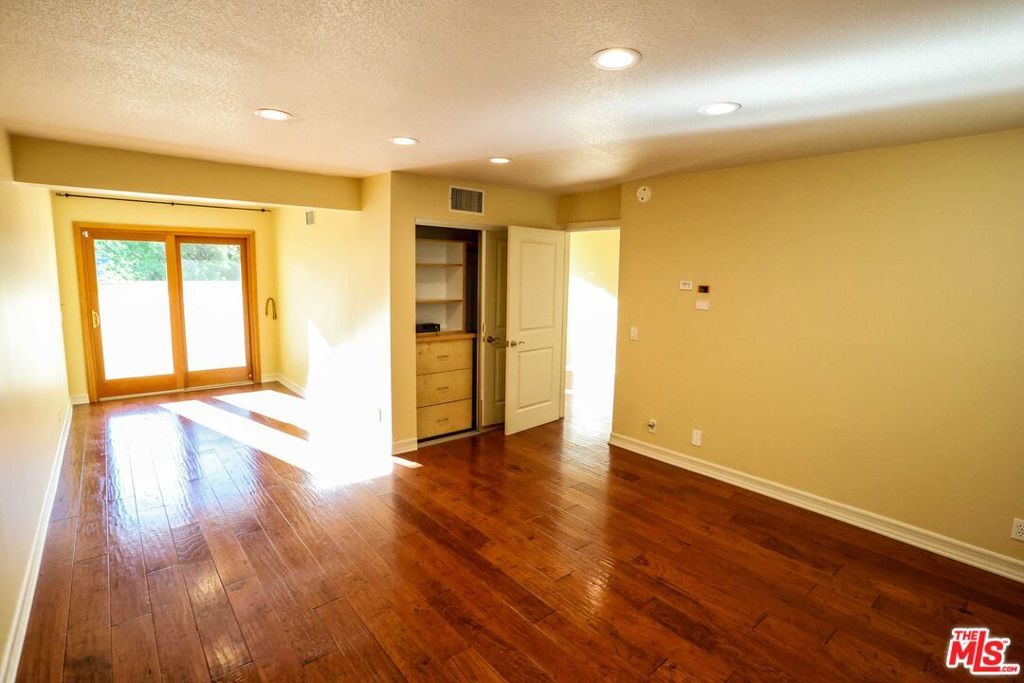 Image 12 of property listing at 17097 Palisades Circle, Los Angeles, CA 90272