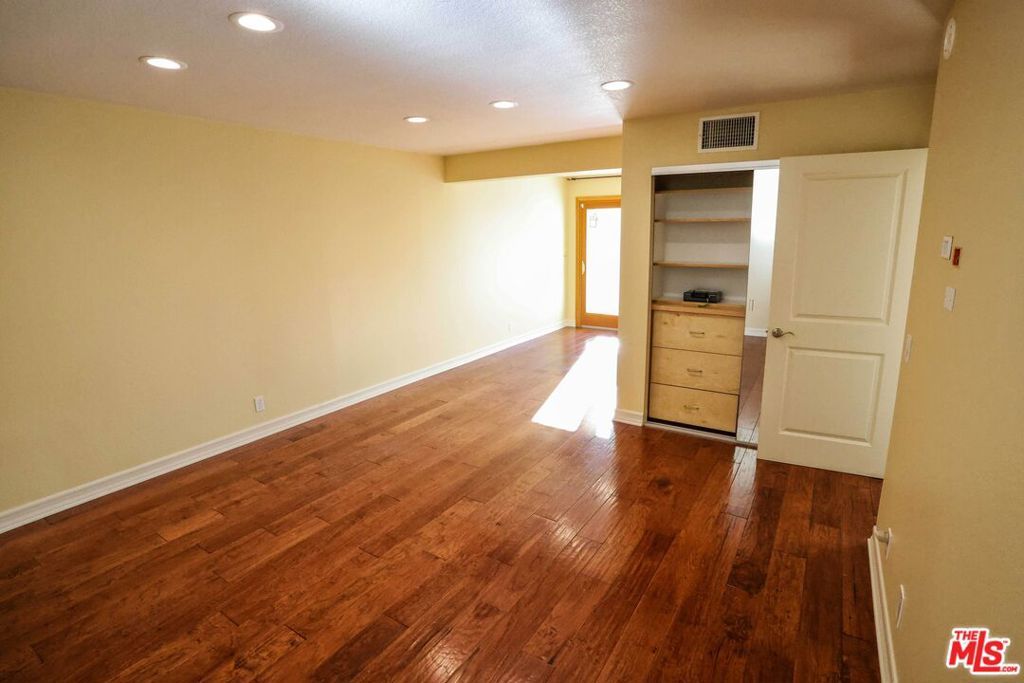 Image 13 of property listing at 17097 Palisades Circle, Los Angeles, CA 90272