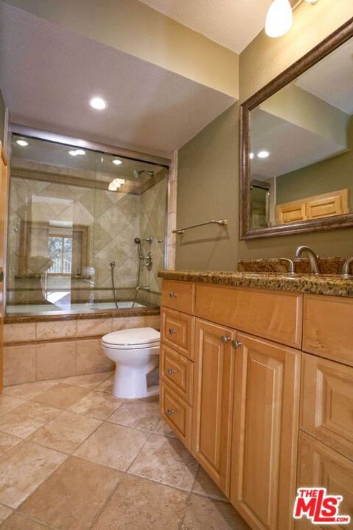 Image 14 of property listing at 17097 Palisades Circle, Los Angeles, CA 90272