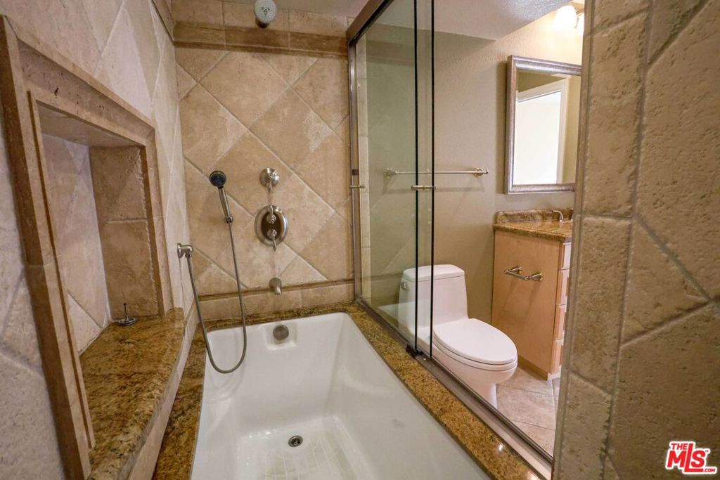 Image 15 of property listing at 17097 Palisades Circle, Los Angeles, CA 90272