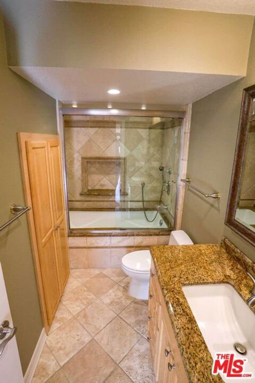 Image 16 of property listing at 17097 Palisades Circle, Los Angeles, CA 90272
