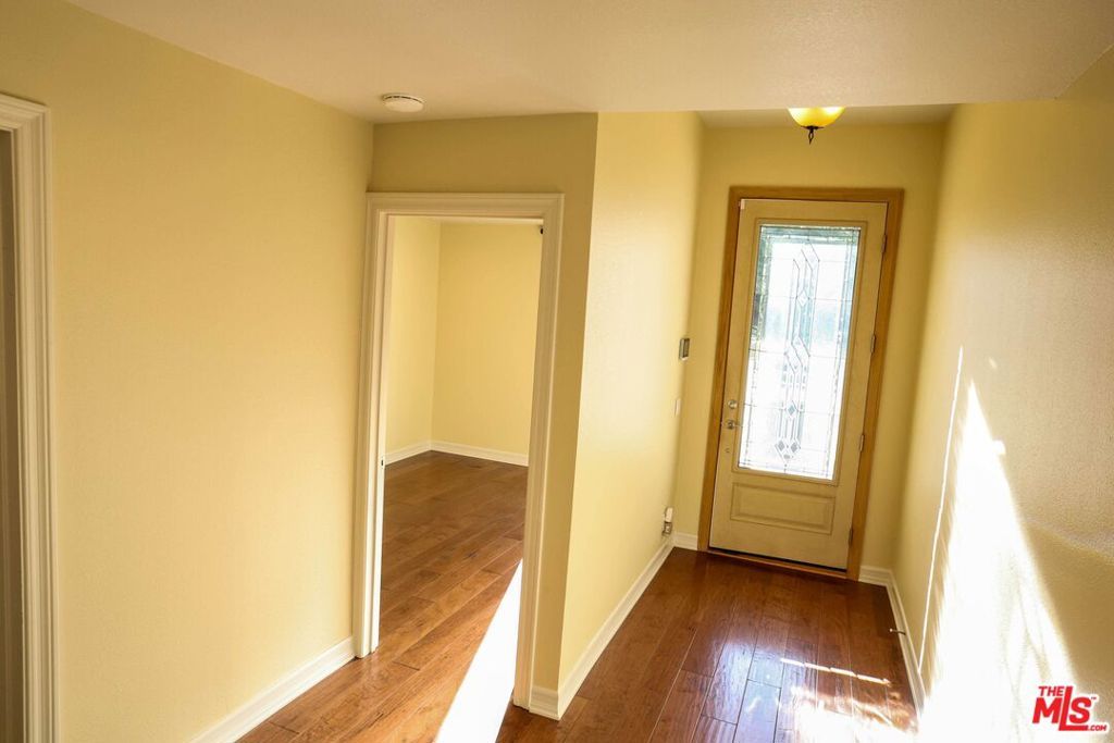 Image 17 of property listing at 17097 Palisades Circle, Los Angeles, CA 90272