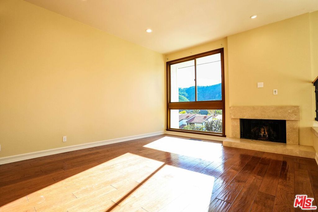 Image 2 of property listing at 17097 Palisades Circle, Los Angeles, CA 90272