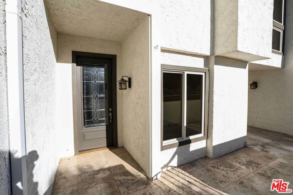 Image 20 of property listing at 17097 Palisades Circle, Los Angeles, CA 90272
