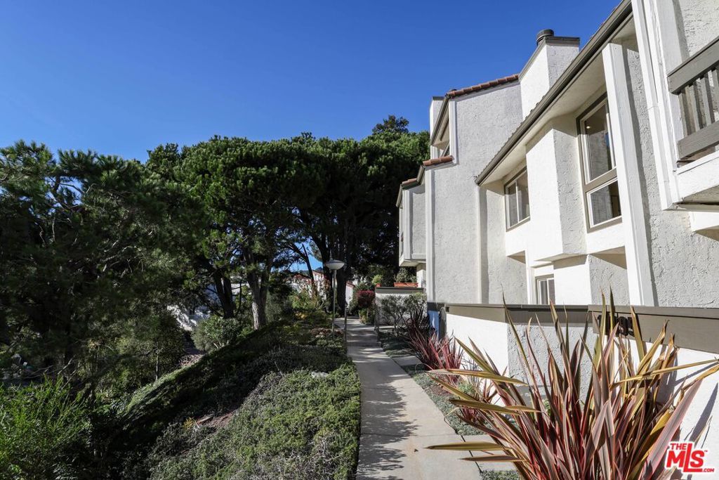 Image 21 of property listing at 17097 Palisades Circle, Los Angeles, CA 90272