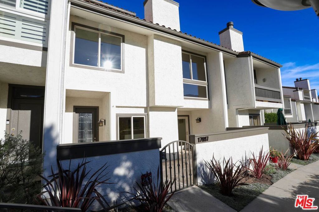 Image 22 of property listing at 17097 Palisades Circle, Los Angeles, CA 90272