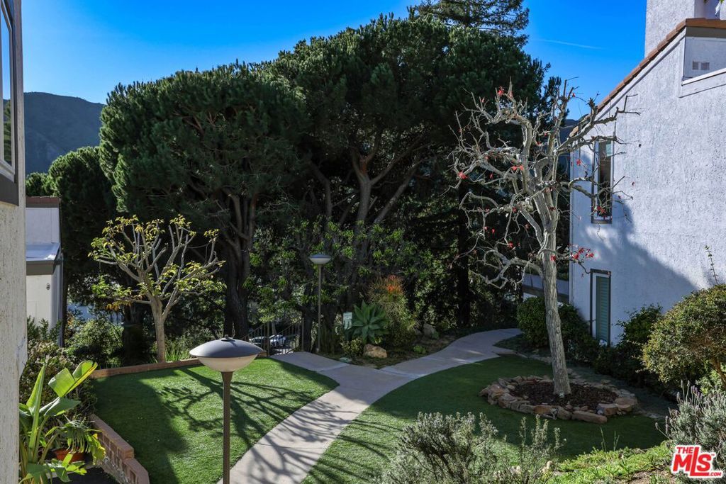 Image 23 of property listing at 17097 Palisades Circle, Los Angeles, CA 90272