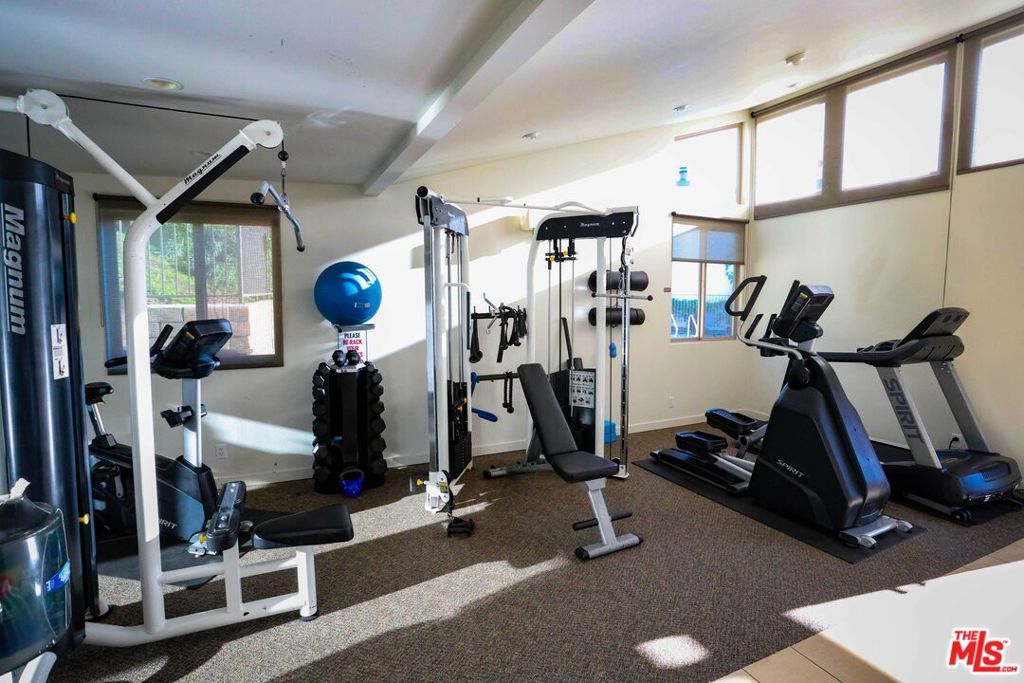 Image 25 of property listing at 17097 Palisades Circle, Los Angeles, CA 90272