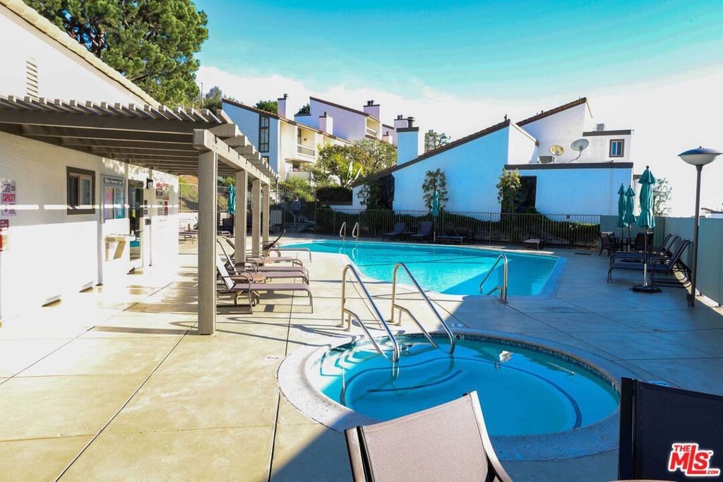 Image 28 of property listing at 17097 Palisades Circle, Los Angeles, CA 90272