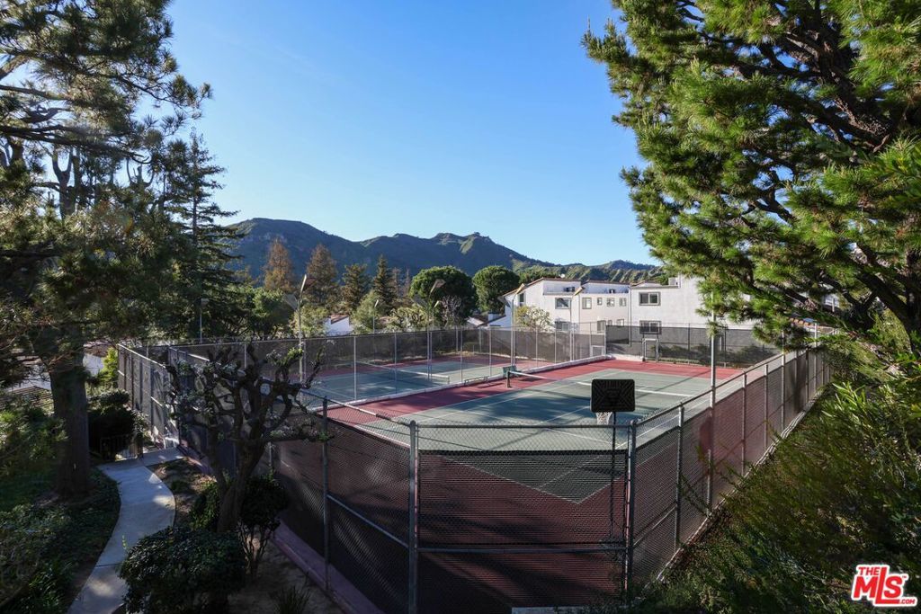 Image 29 of property listing at 17097 Palisades Circle, Los Angeles, CA 90272
