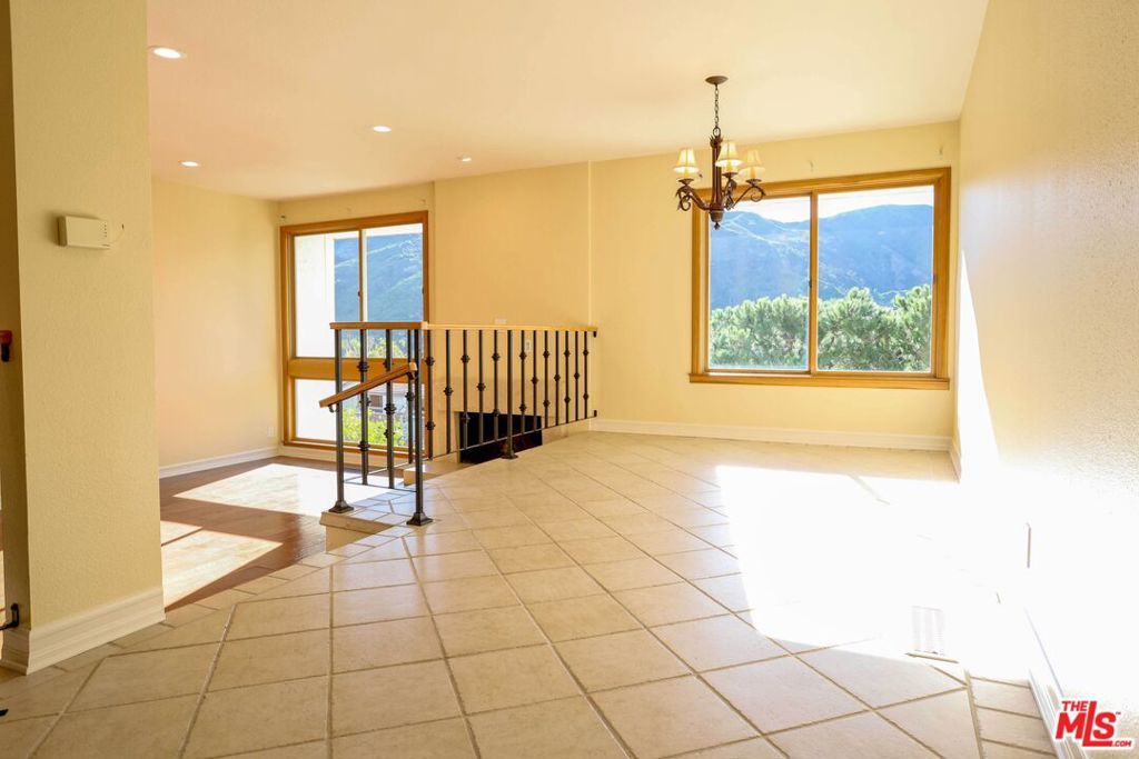Image 3 of property listing at 17097 Palisades Circle, Los Angeles, CA 90272