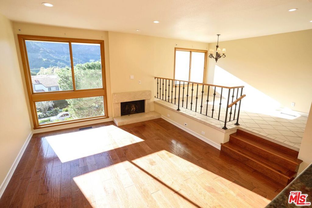 Image 4 of property listing at 17097 Palisades Circle, Los Angeles, CA 90272
