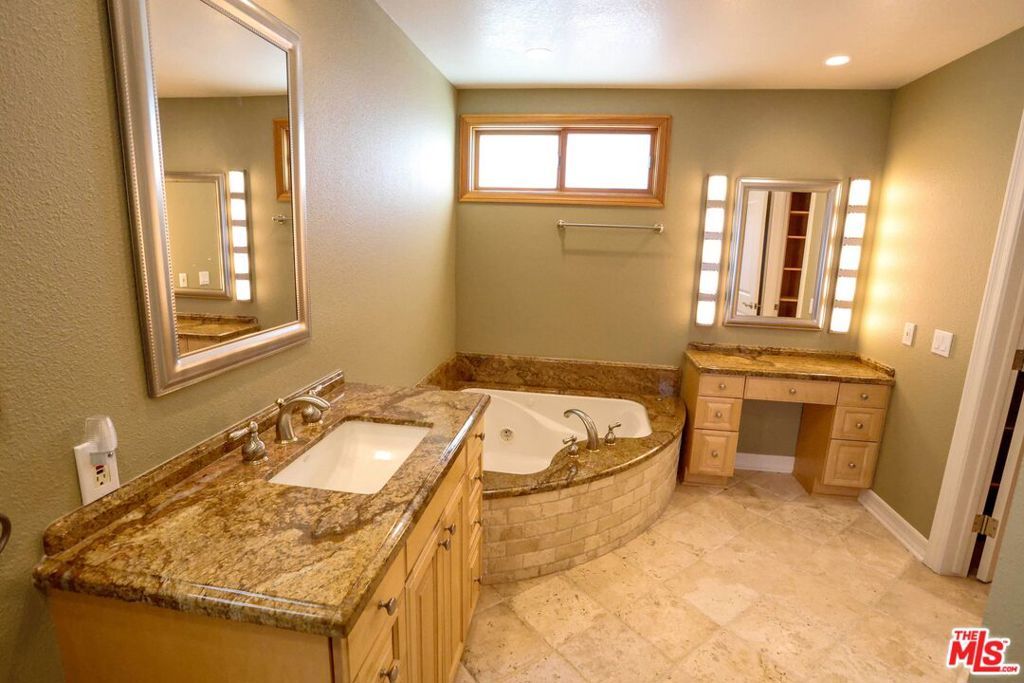 Image 7 of property listing at 17097 Palisades Circle, Los Angeles, CA 90272