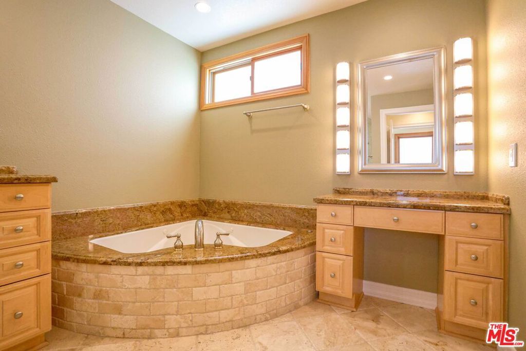 Image 8 of property listing at 17097 Palisades Circle, Los Angeles, CA 90272