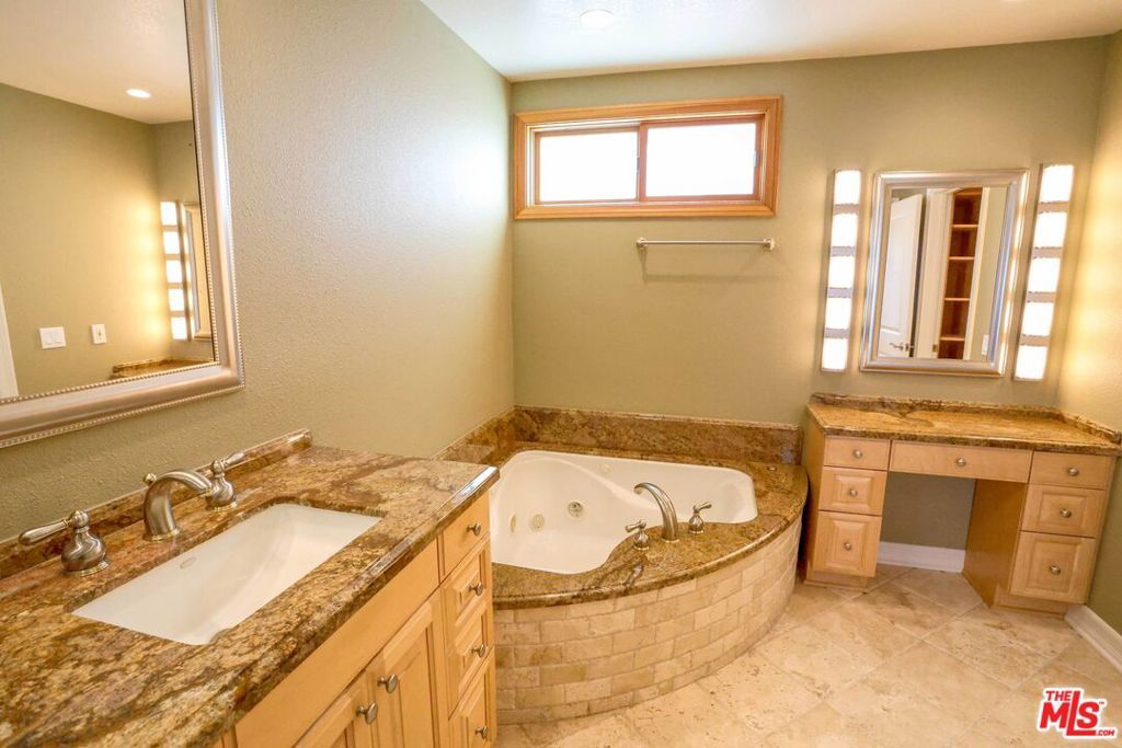 Image 9 of property listing at 17097 Palisades Circle, Los Angeles, CA 90272