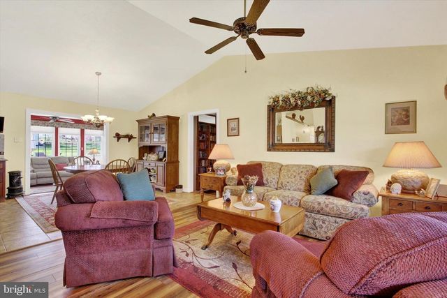 4 HANCOCK DR, East Berlin, PA 17316