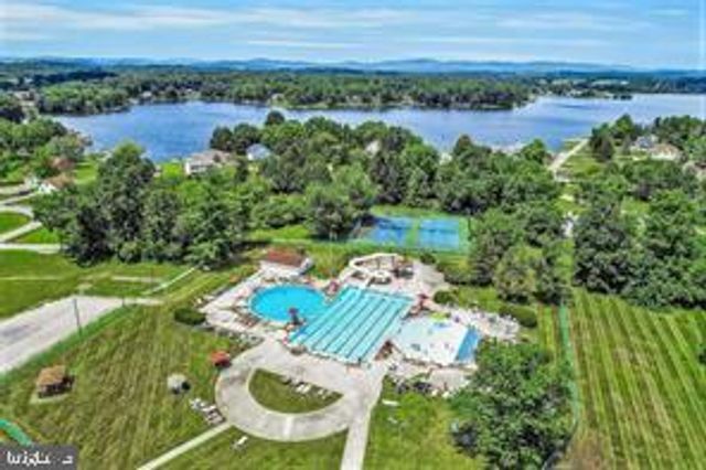 4 HANCOCK DR, East Berlin, PA 17316